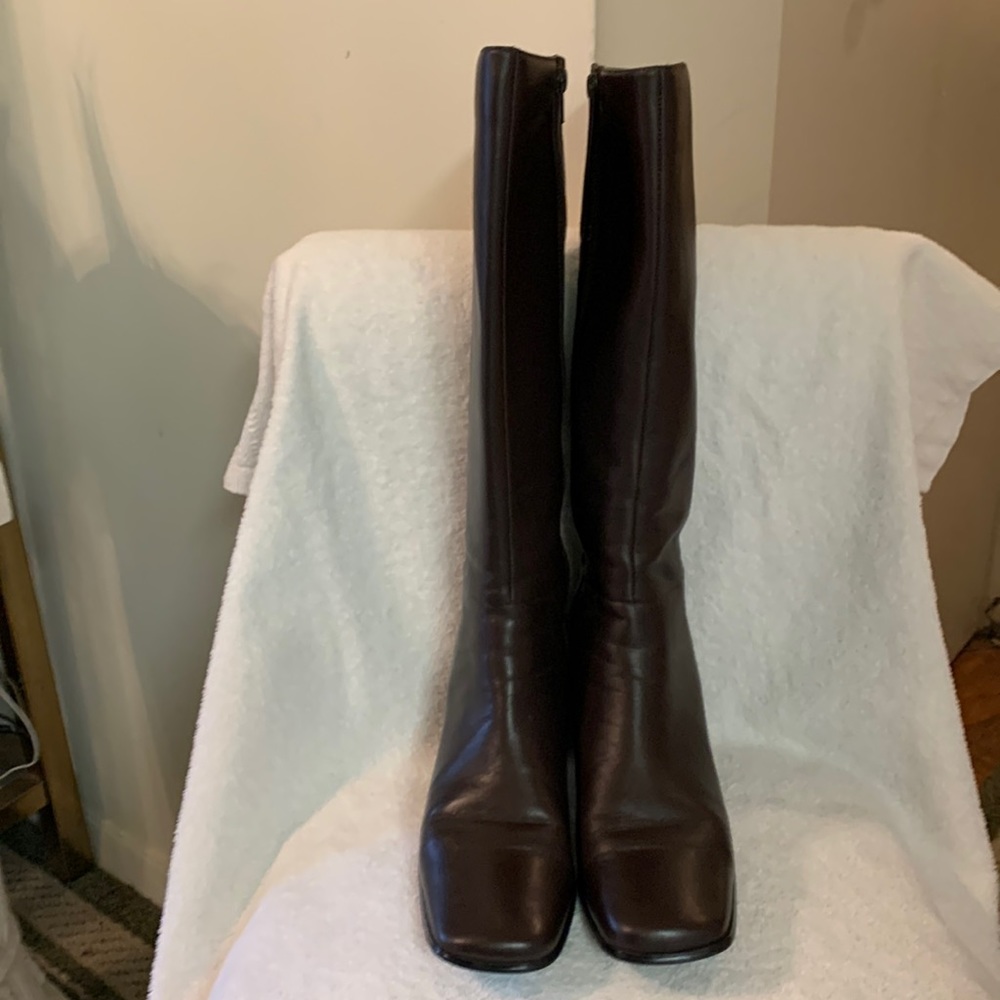 Size 9 dark brown boots, leather upper balance man made material